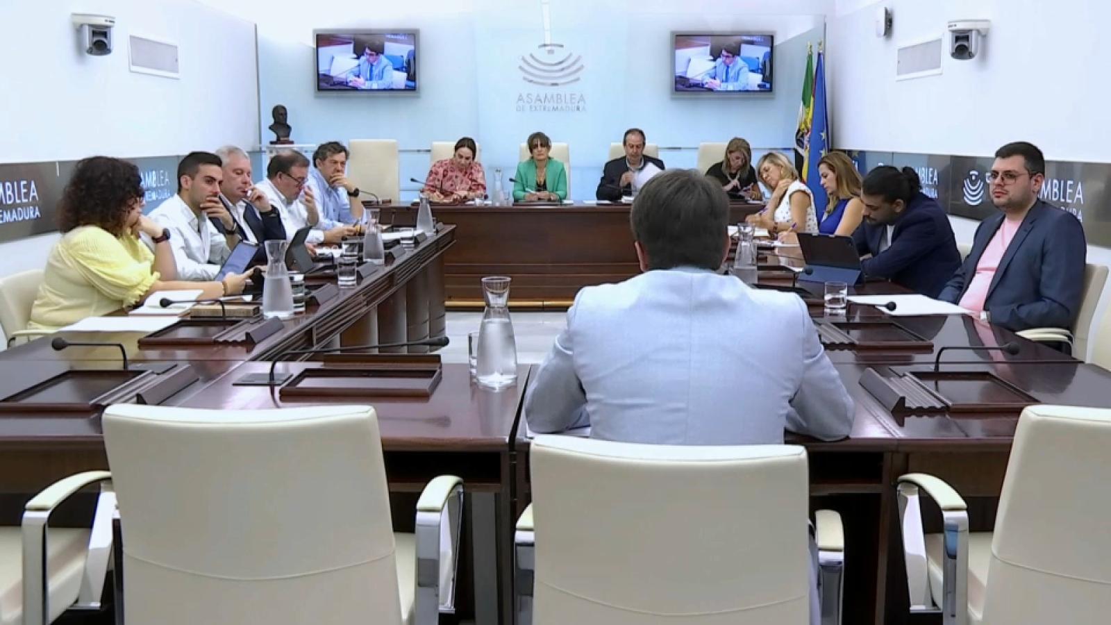 El director general de Función Pública, Hugo Alfonso Curiel, dando explicaciones en la Asamblea de Extremadura