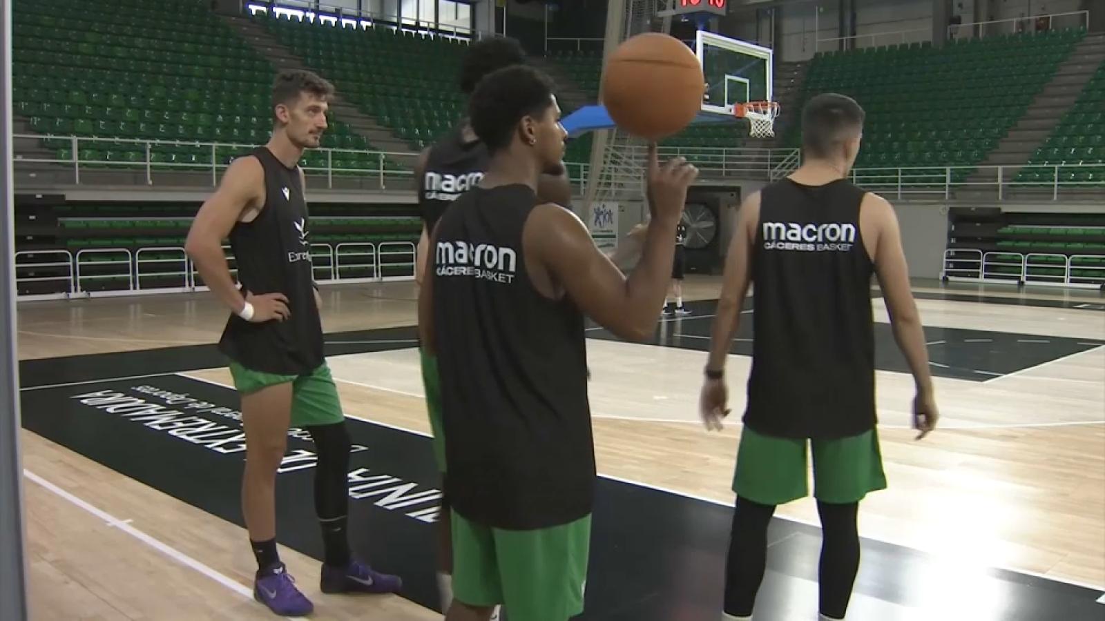 Jugadores del Cáceres Básket en un entrenamiento