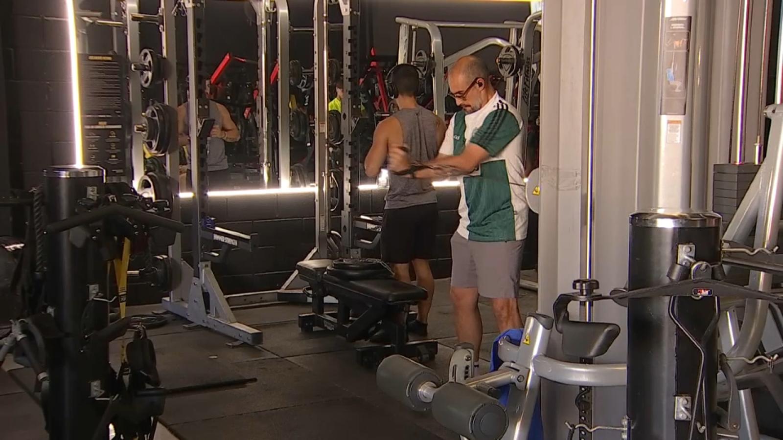 Personas entrenando en un gimnasio