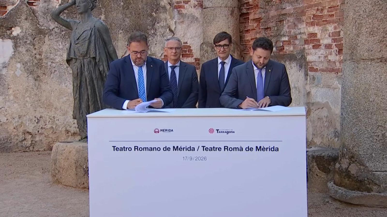 Momento de la firma del convenio en el Teatro Romano de Mérida