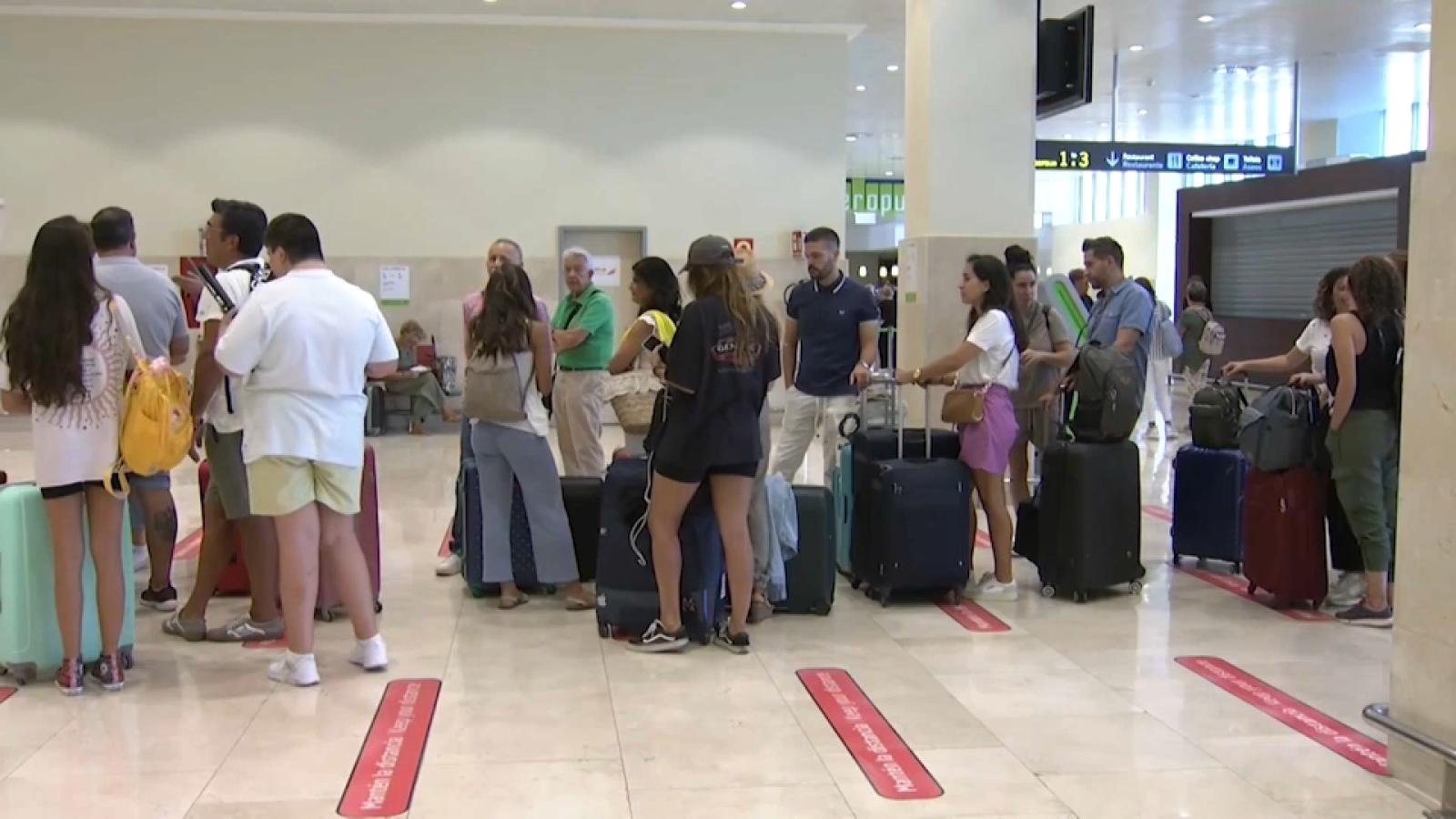 Personas en un aeropuerto, en una imagen de archivo