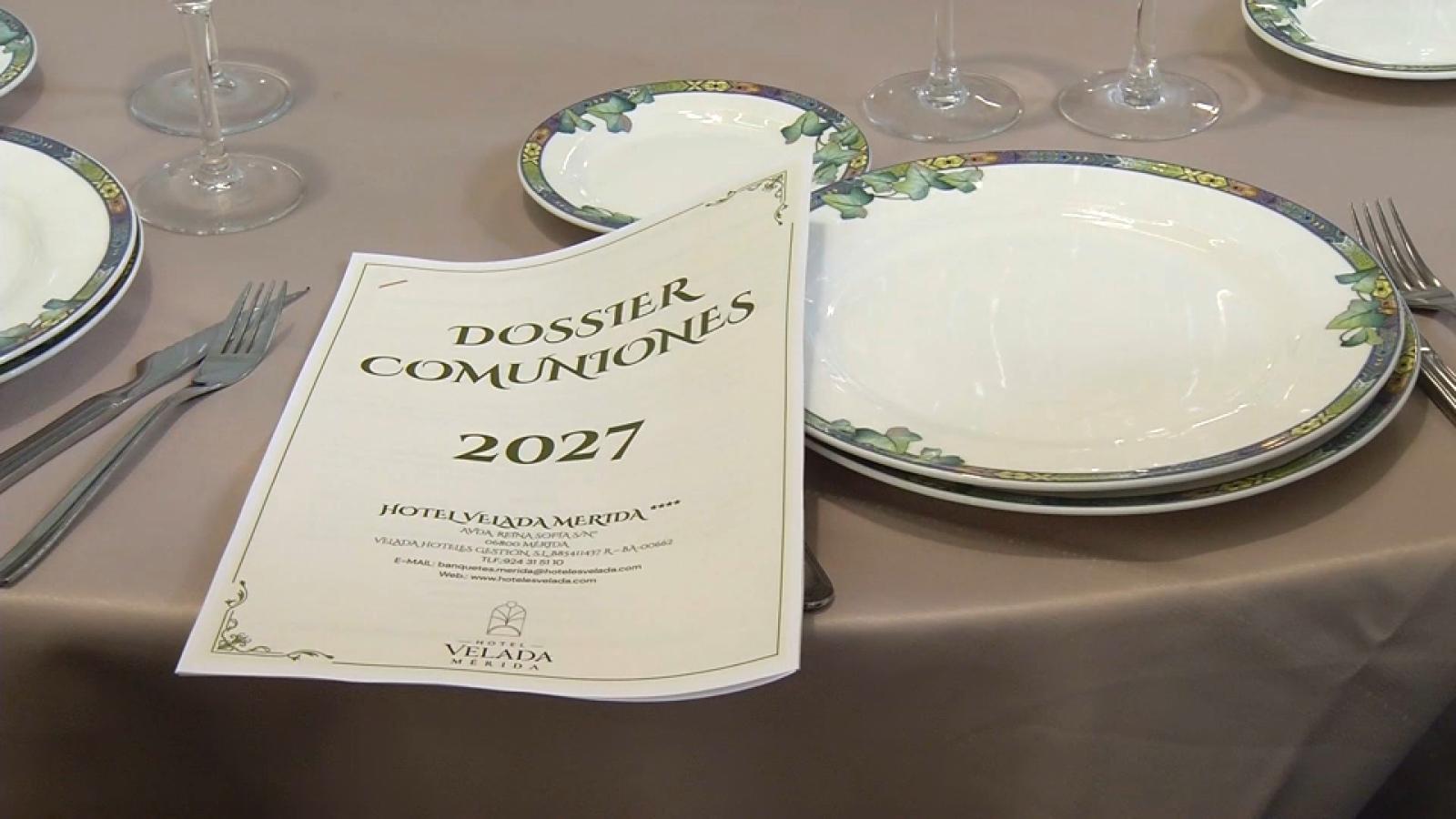 Mesa con un dossier de comuniones para 2027
