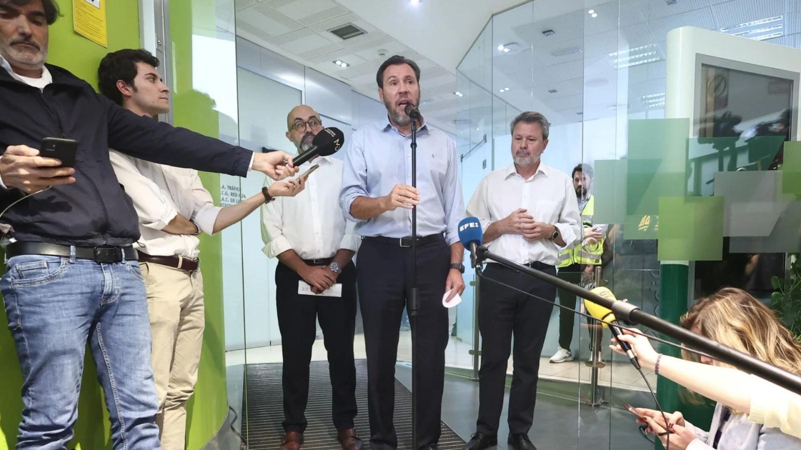 El ministro de Transportes y Movilidad Sostenible, Óscar Puente, durante una rueda de prensa, en el Centro de Gestión de Red H24 de Adif