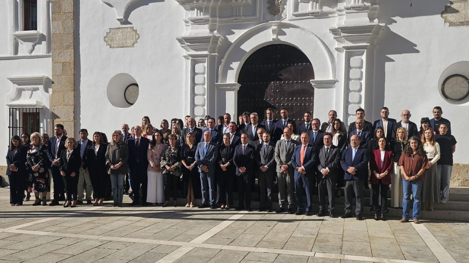 Minuto de silencio en el Patio de los Naranjos de la Asamblea de Extremadura tras el accidente ferroviario en Toledo