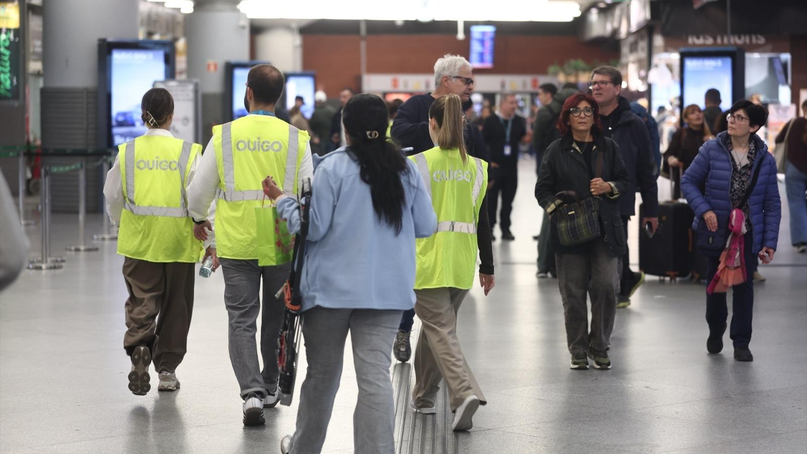 Casi 200 familiares y pasajeros reciben atención en el puesto del Summa 112 en Atocha