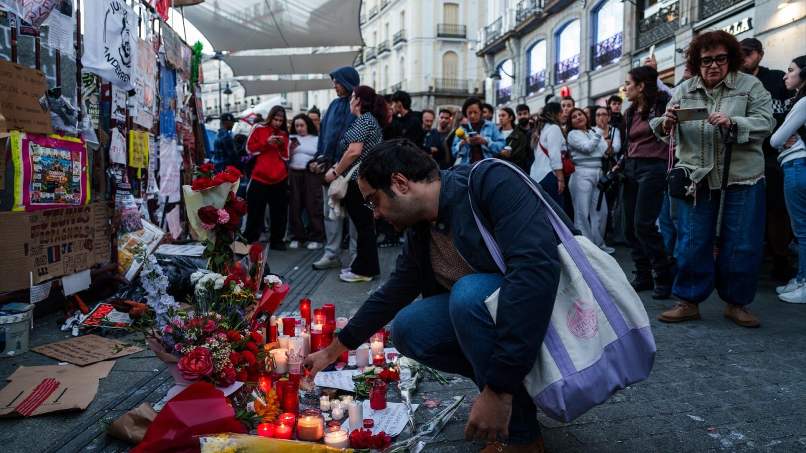 Varias personas dejan ramos de flores y velas antes de comenzar la manifestación ‘Hasta Siempre, Maricarmen’,