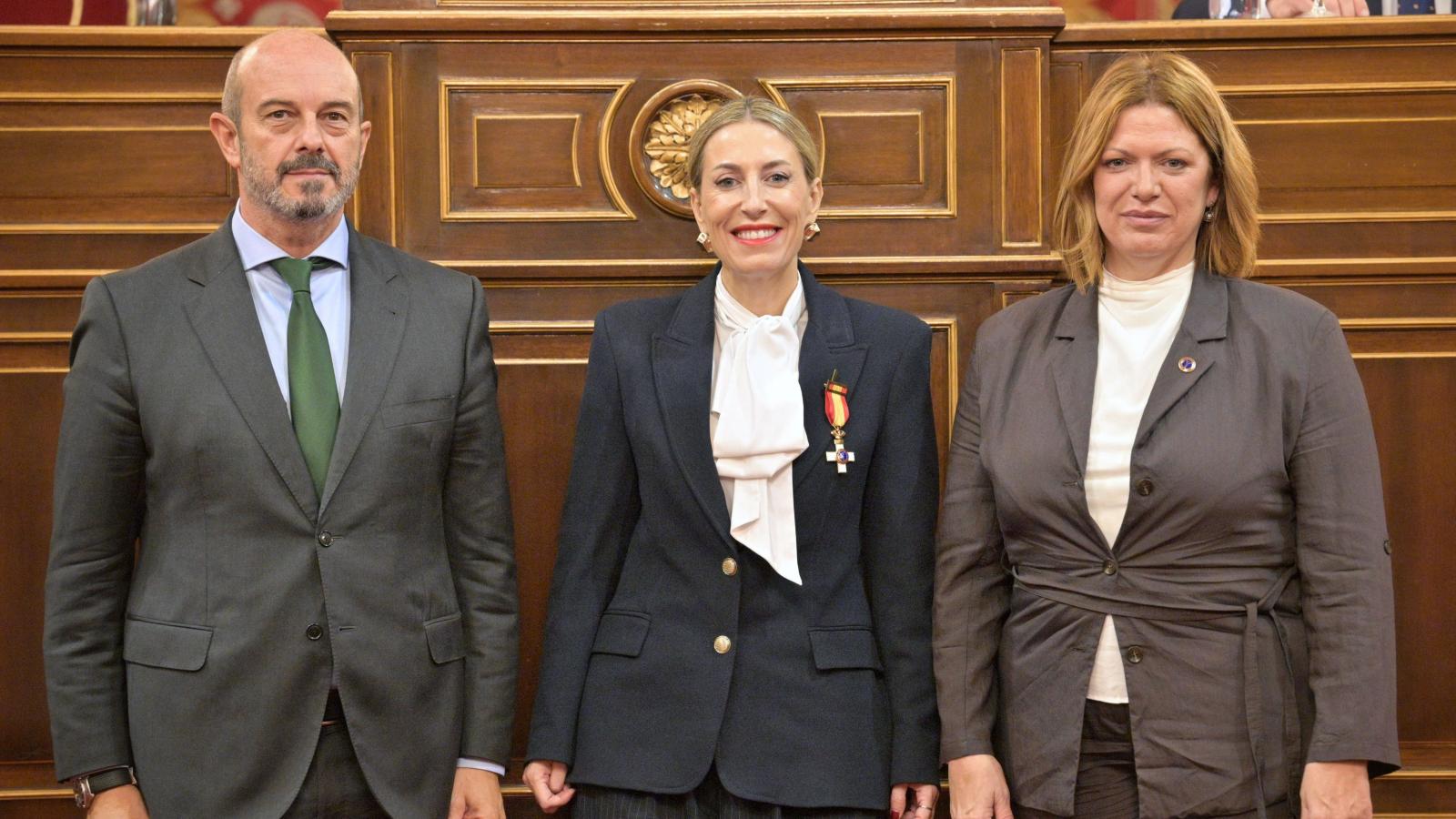 La presidenta de la Junta, María Guardiola, recibe la Medalla de Honor 'Cruz de la Dignidad', de manos del presidente del Senado, Pedro Rollán, y la presidenta de la AVT, Lucía Ruiz.