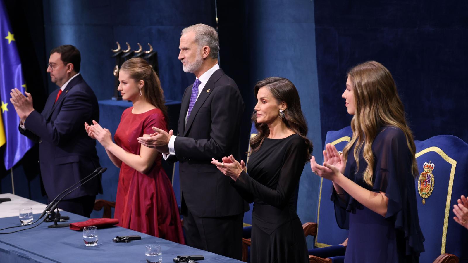El Presidente del Principado de Asturias, Adrián Barbón, la Princesa Leonor, el Rey Felipe VI, la Reina Letizia y la Infanta Sofía en la entrega de los Premios Princesa de Asturias 2026