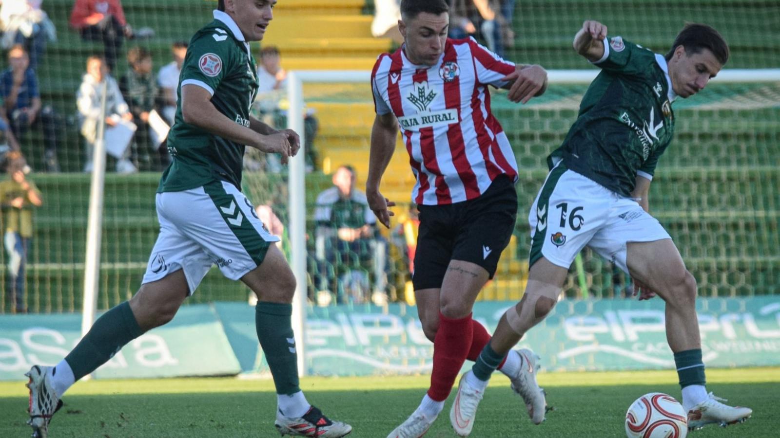 Un momento del partido entre el Cacereño y el Zamora en el Príncipe Felipe