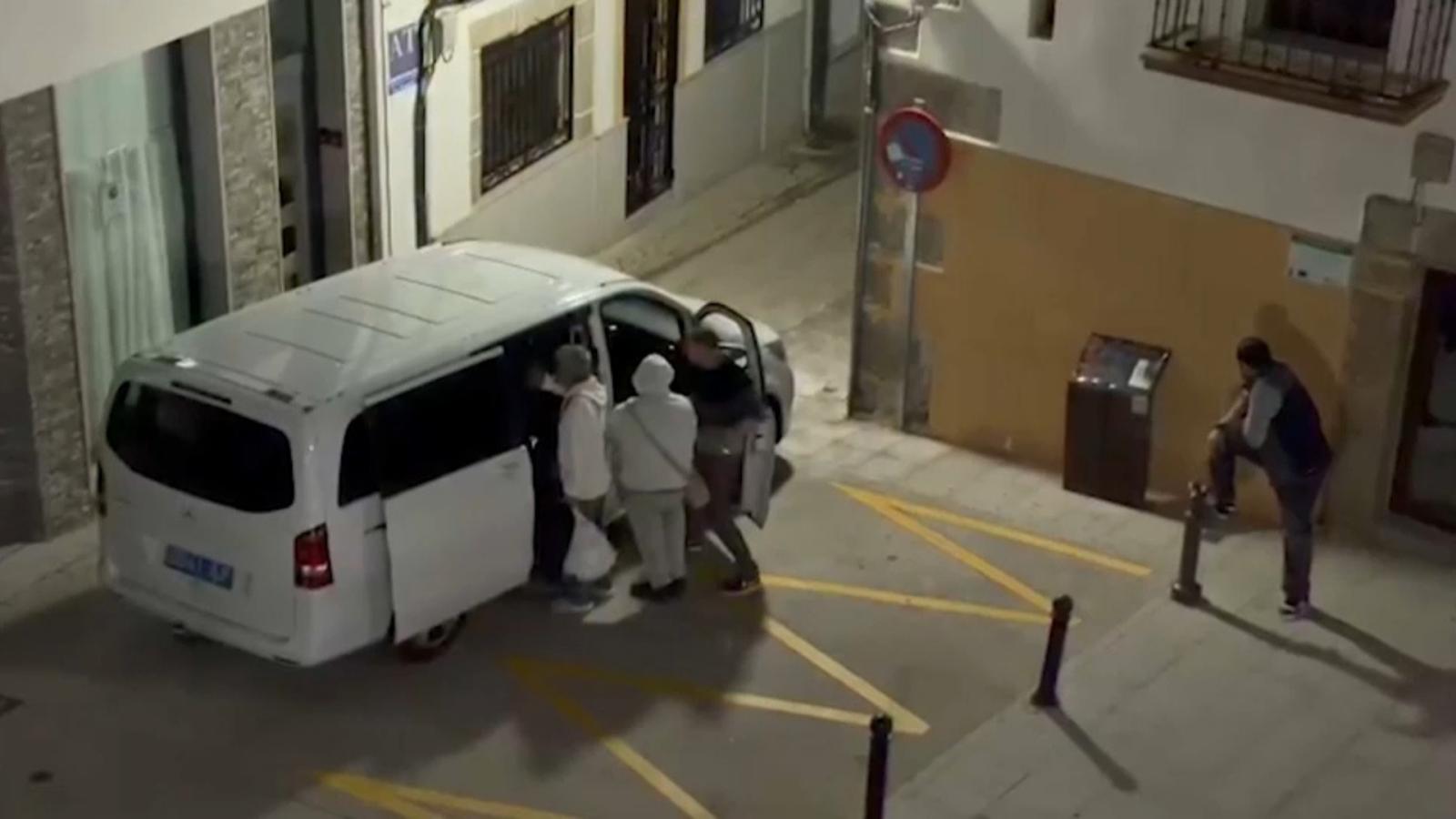 Los ocupas salen del apartamento de Baños de Montemayor 