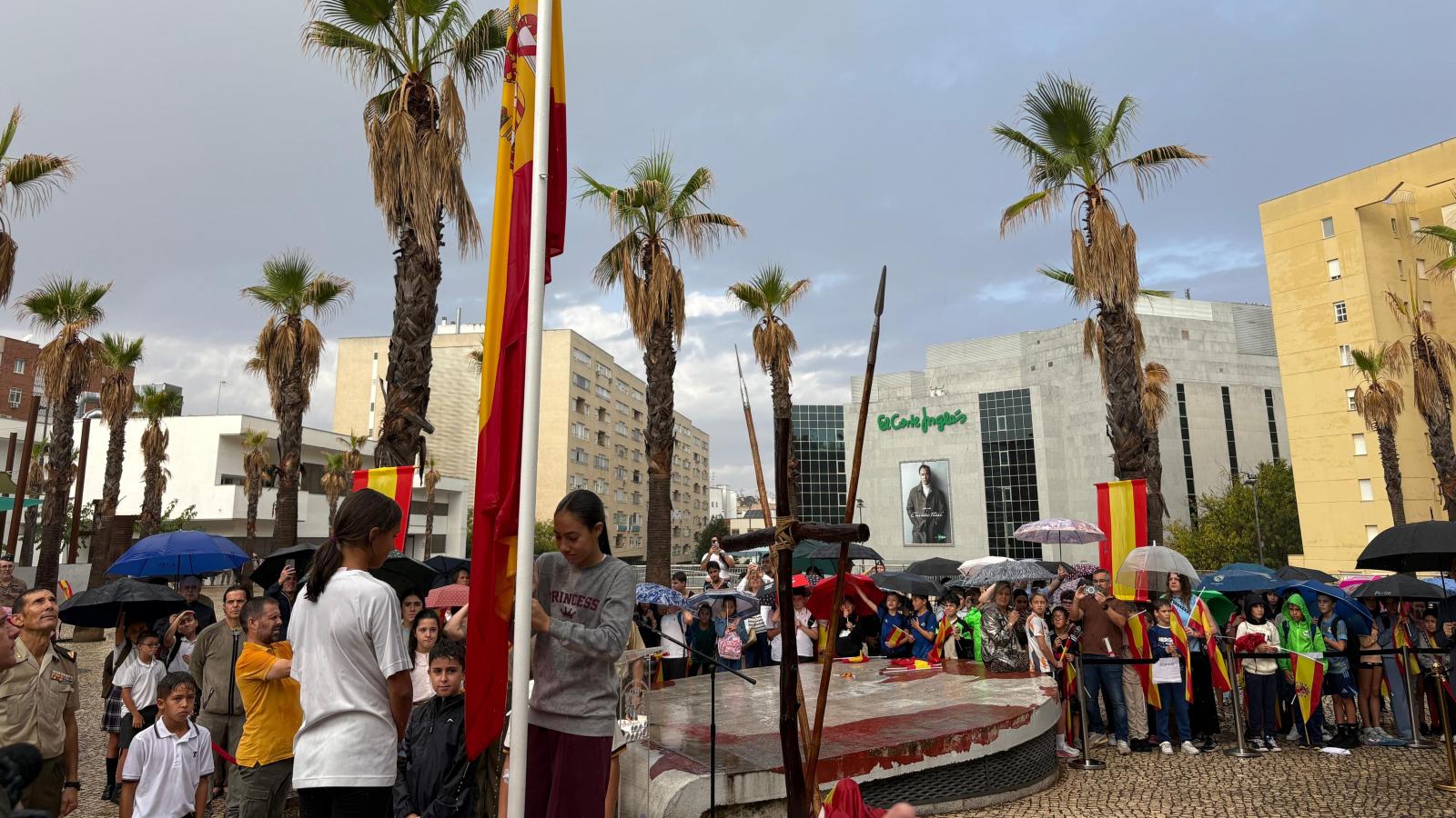 Izado de la Bandera de España en Badajoz a cargo de dos alumnas del CEIP Puente Real. 
