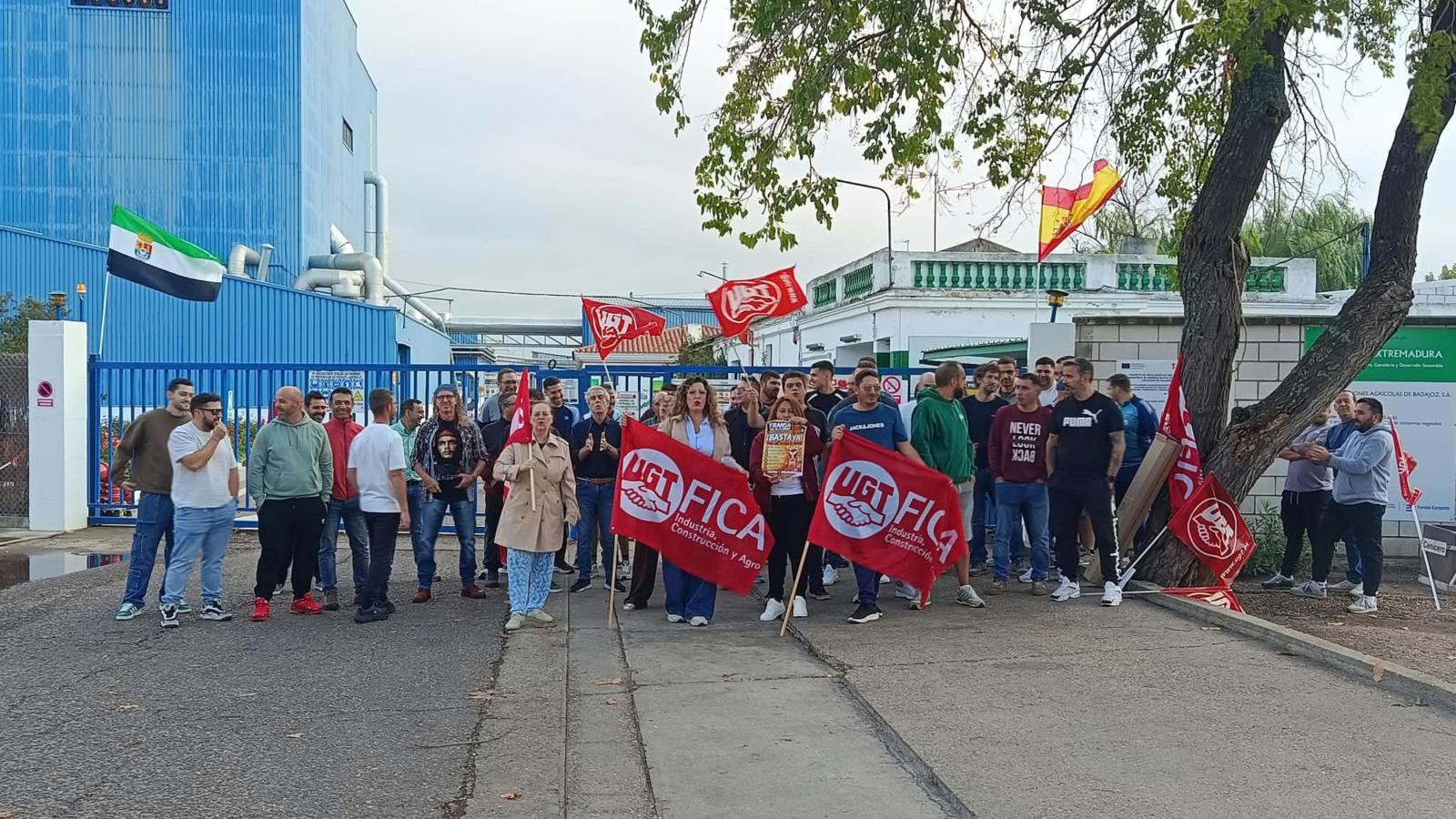 Manifestación de los conserveros a las puertas de Transa (Transformaciones Agrícolas de Badajoz) en Villanueva de la Serena (Badajoz).