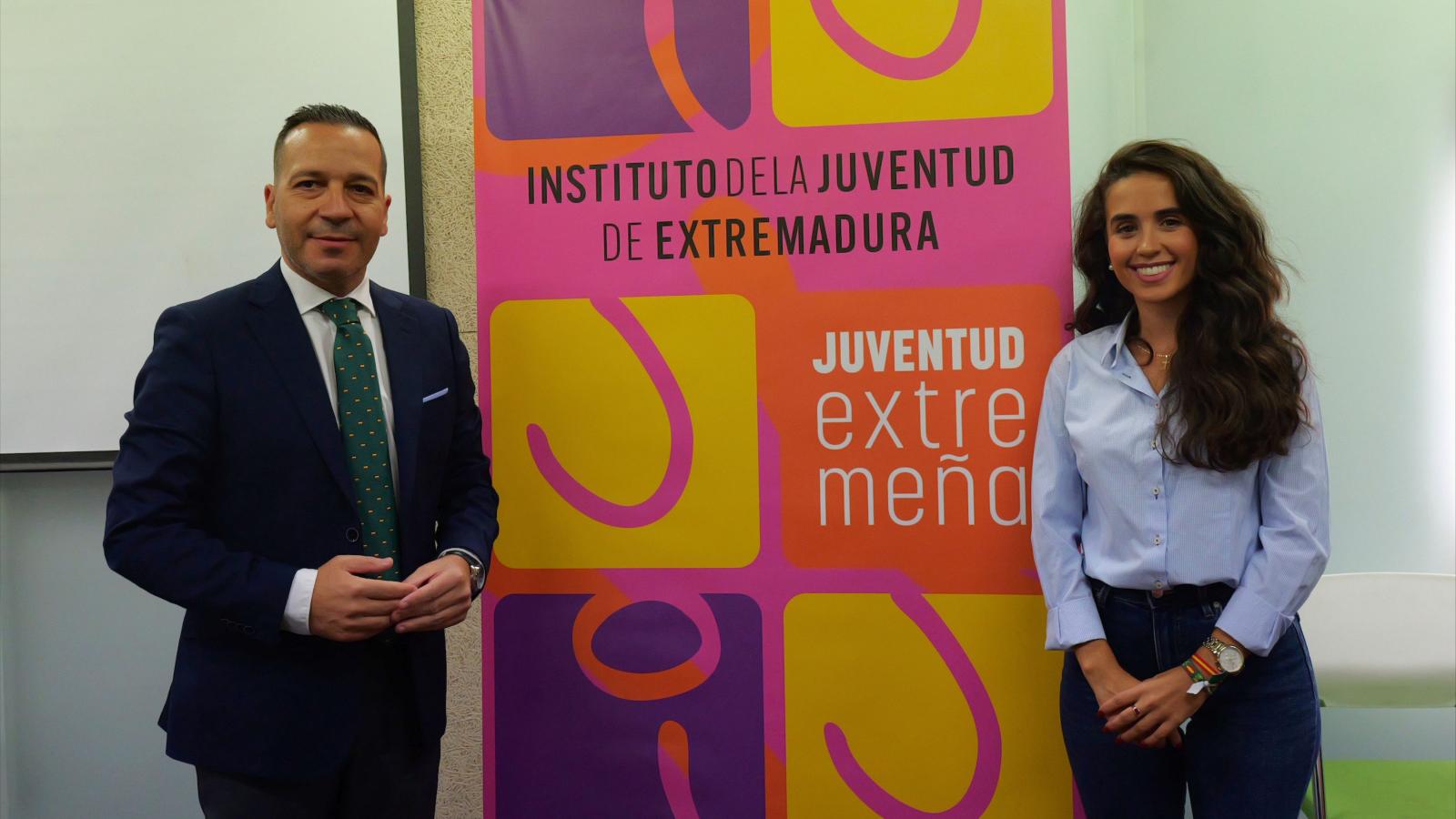 El vicepresidente y consejero de Desregulación, Servicios Sociales y Familia, Óscar Fernández y la directora del Instituto de la Juventud de Extremadura (IJEX), María José Tovar.