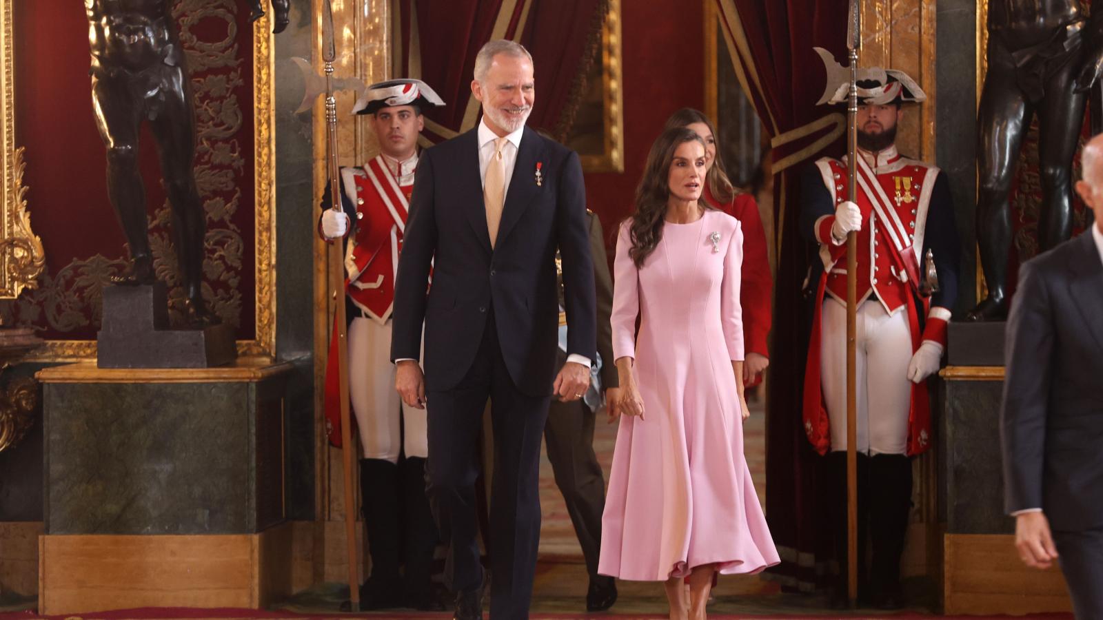 Los Reyes Felipe y Letizia durante la recepción con motivo del día de la Fiesta Nacional, en el Palacio Real.