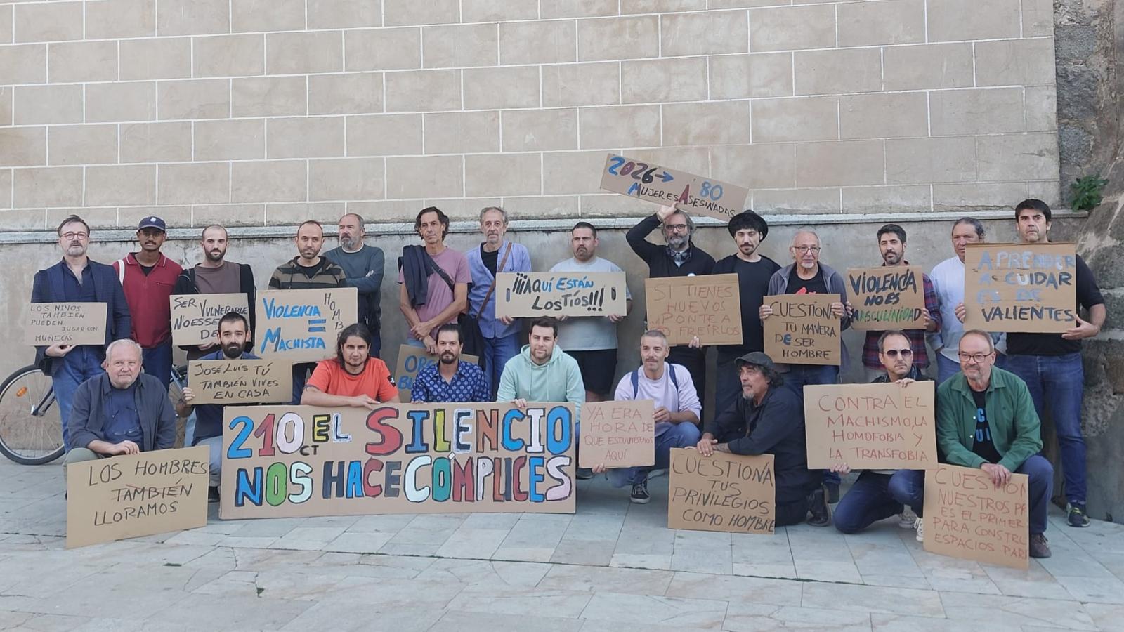 Concentración en la plaza de España de Badajoz con motivo del Día de los Hombres contra las Violencias Machistas. 