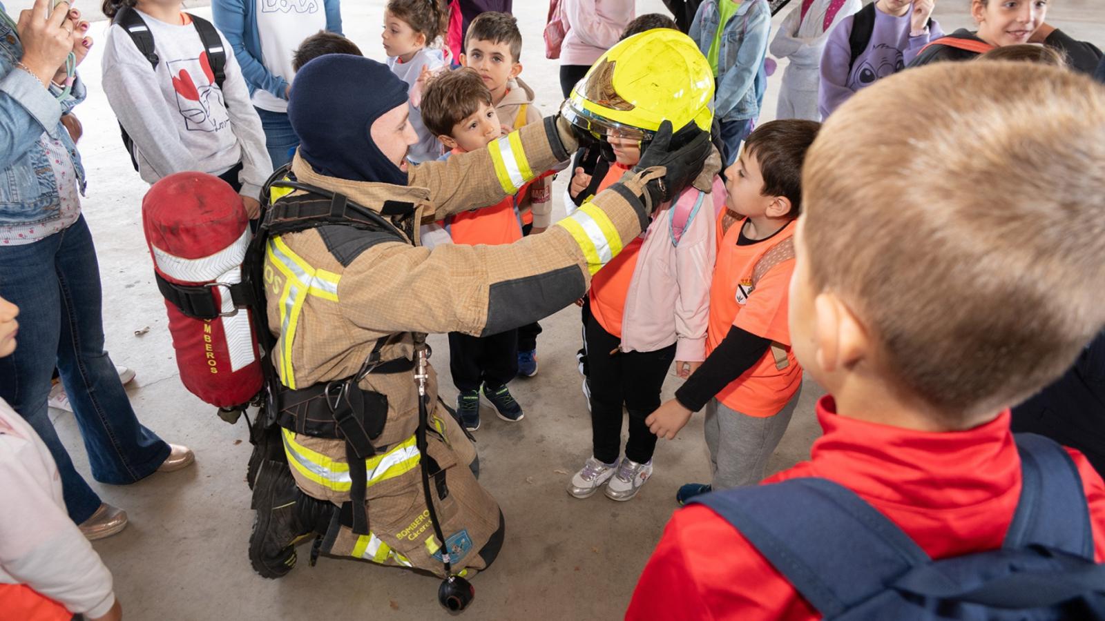 El SEPEI recibe a potenciales bomberas y bomberos en una jornada de la Semana de Puertas Abiertas