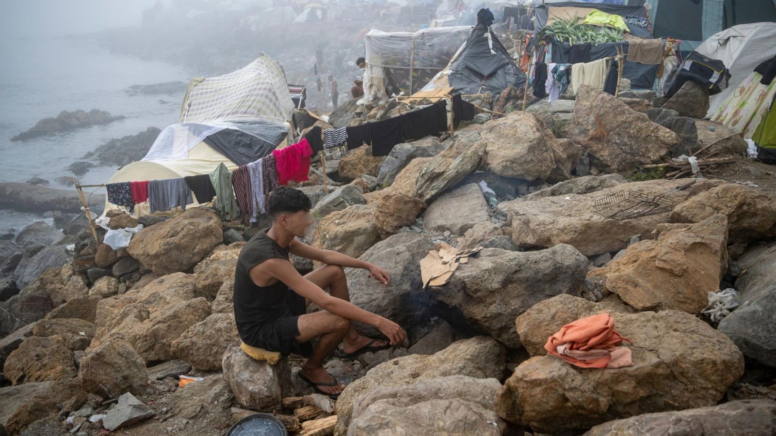 Migrantes en el asentamiento en la playa de El Trampolín en una imagen de archivo