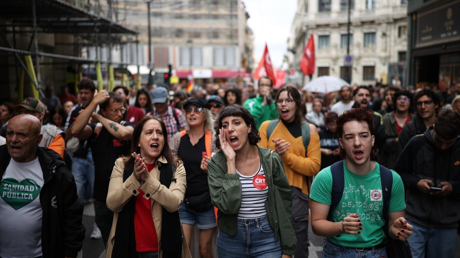 Decenas de personas marchan en una protesta hacia el Congreso de los Diputados, a 2 de octubre de 2026, en Madrid (España). El Sindicato de Inquilinas e Inquilinos de Madrid ha convocado una protesta frente al Congreso de los Diputados 