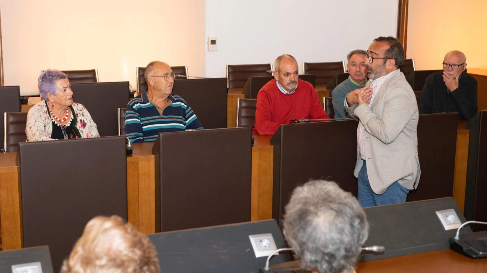 La Diputación de Cáceres escucha las demandas de las personas mayores en un Pleno Senior