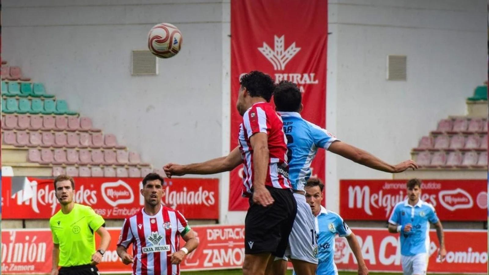 Jugadores del Coria y del Zamora disputan un balón durante el partido