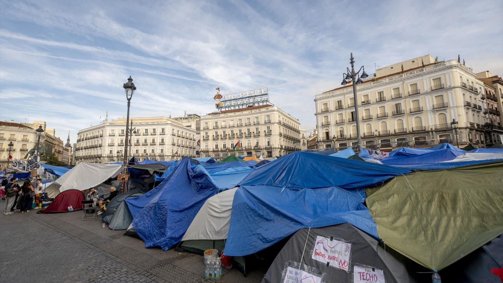 Tiendas de campaña durante la acampada por la Vivienda en la Puerta del Sol, a 5 de octubre de 2026, en Madrid