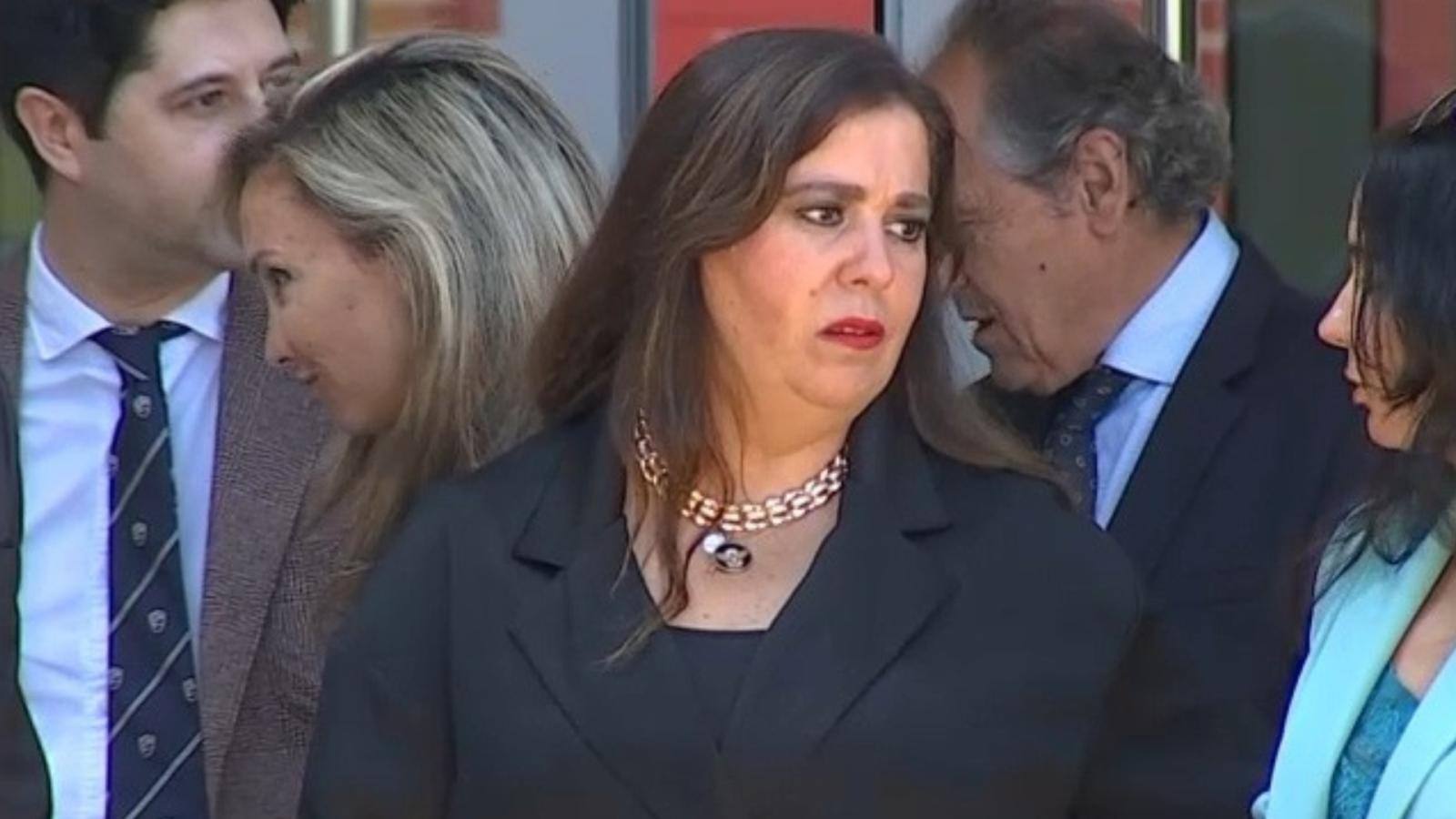 Beatriz Biedma a las puertas de los Juzgados de Badajoz