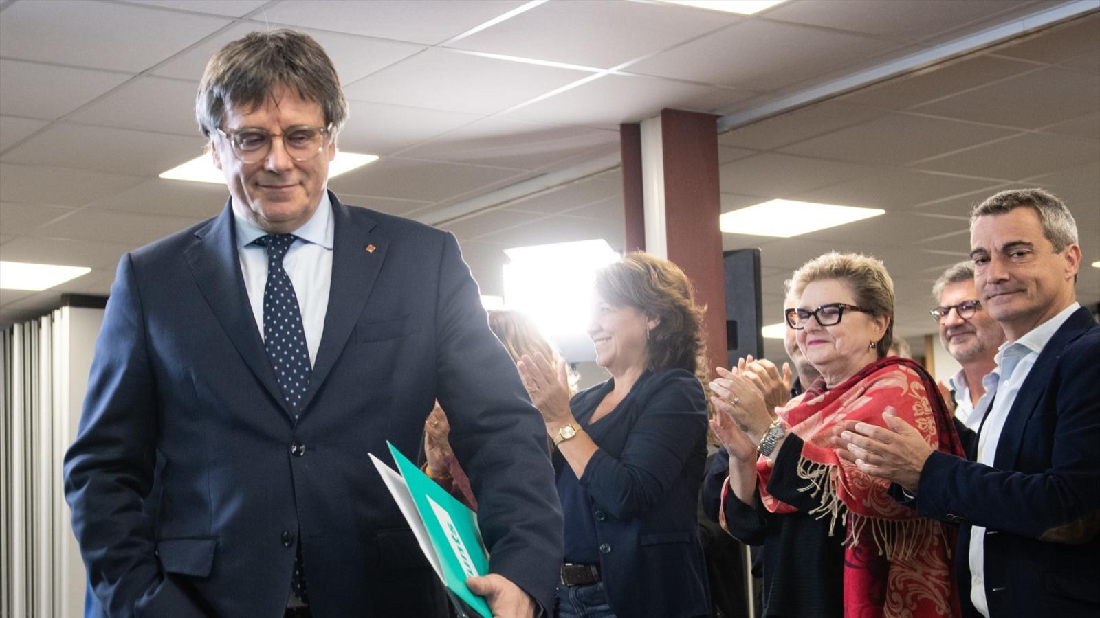 El presidente de Junts, Carles Puigdemont, tras una rueda de prensa, en el espacio Les 5 Éléments, a 27 de octubre de 2025, en Perpignan (Francia).
