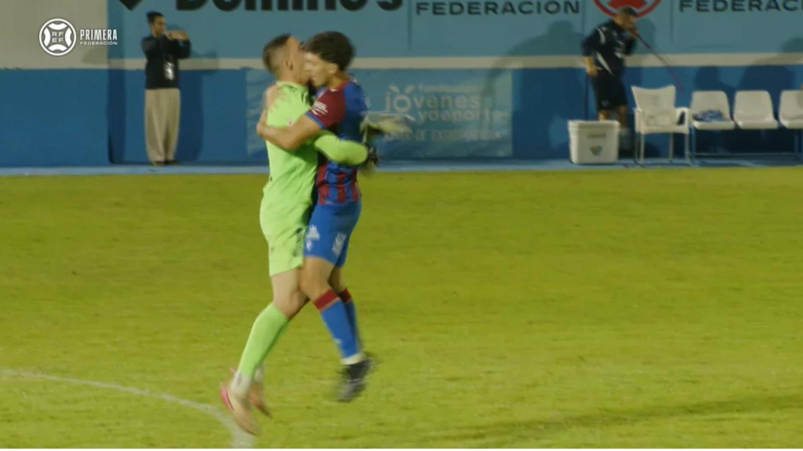 Remontada histórica del Extremadura en La Isla para llevarse el primer derbi de Primera Federación