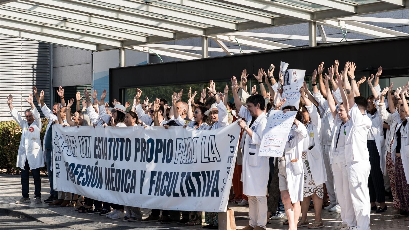 Archivo. Médicos y facultativos durante una concentración frente al Hospital Puerta de Hierro, a 17 de junio de 2026, en Majadahonda, Madrid (España)