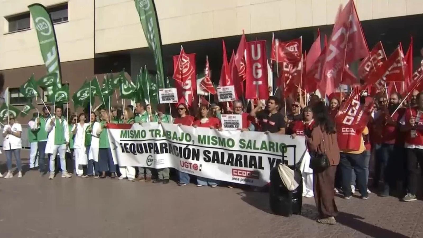 Los sindicatos exigen la equiparación salarial de 35.000 empleados públicos