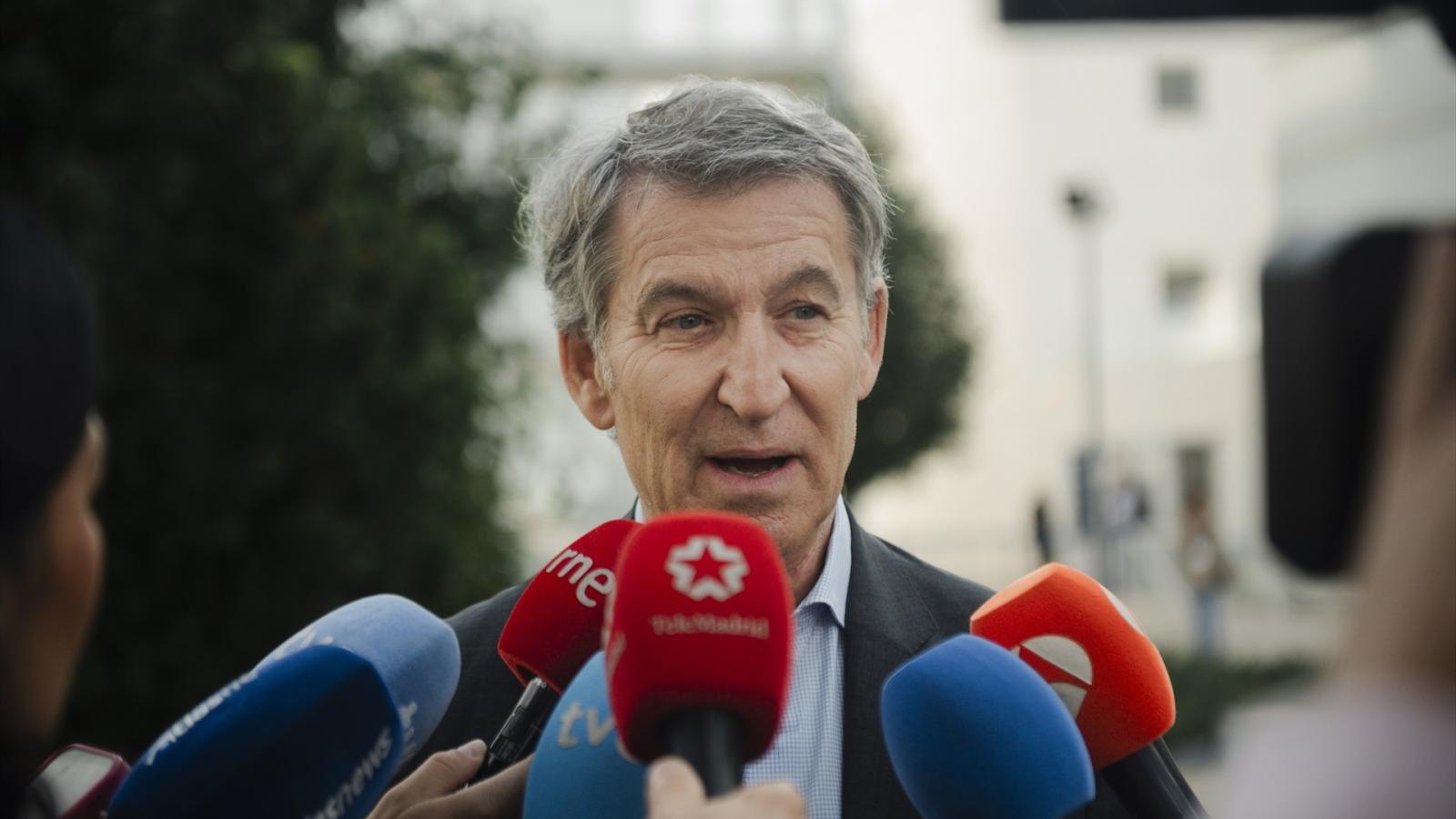 El presidente del Partido Popular, Alberto Núñez Feijóo, ofrece declaraciones a los medios durante el XII Congreso Estatal de Unidad Progresista de La ONCE, en la Universidad Francisco de Vitoria, a 17 de octubre de 2026, en Pozuelo de Alarcón