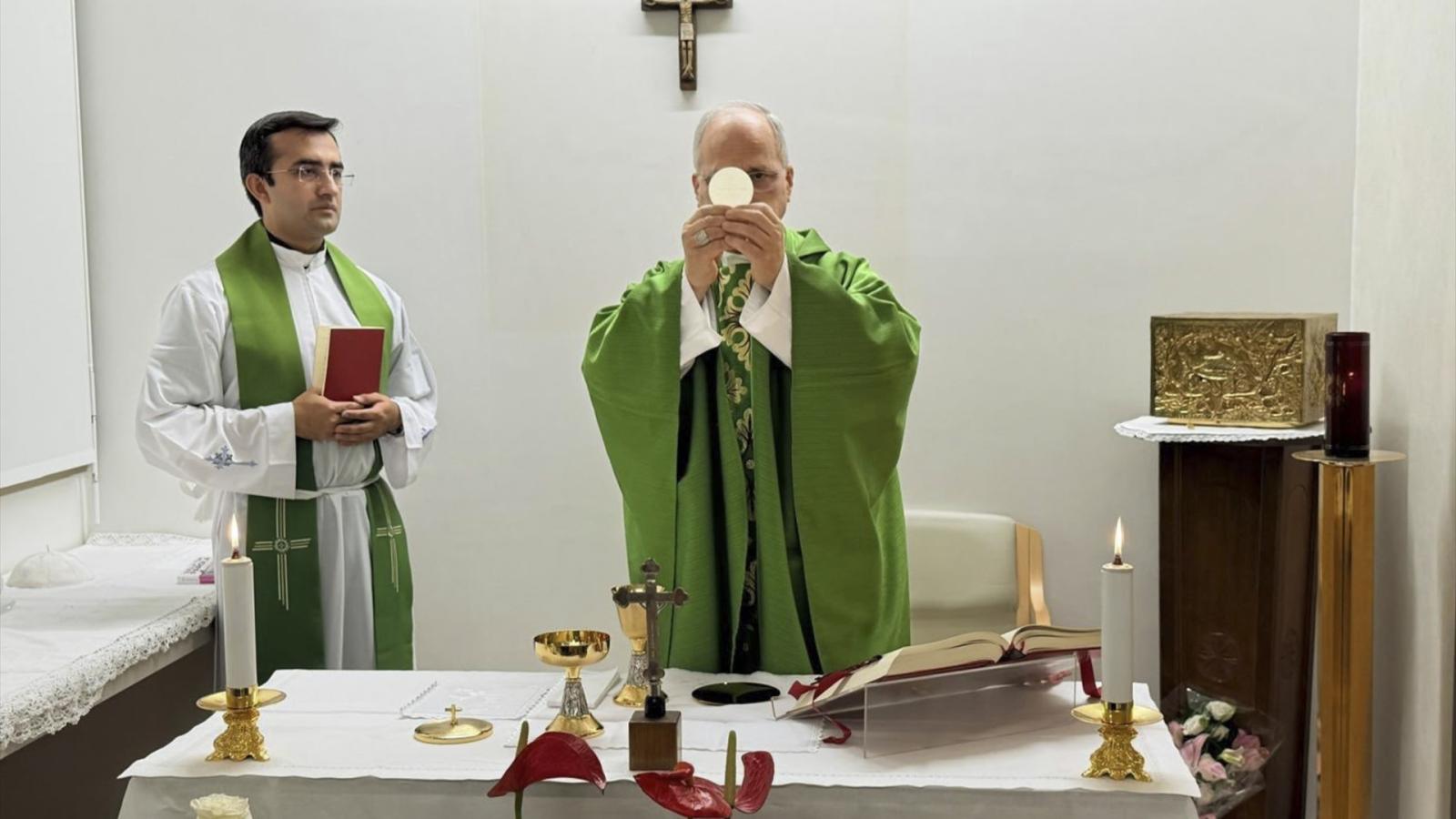 El Papa, durante la celebración de una misa este viernes en el hospital Gemelli de Roma