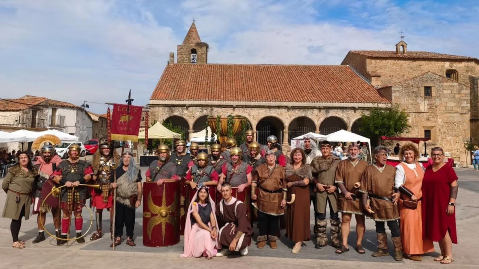 fotografía de grupo de los participantes caracterizados como vetones