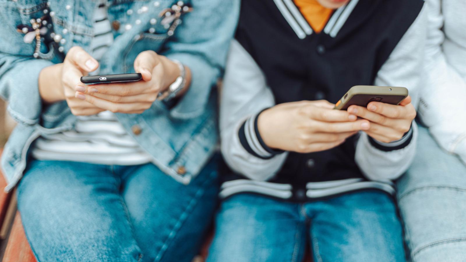 Menores utilizan dispositivos móviles en su tiempo libre.
