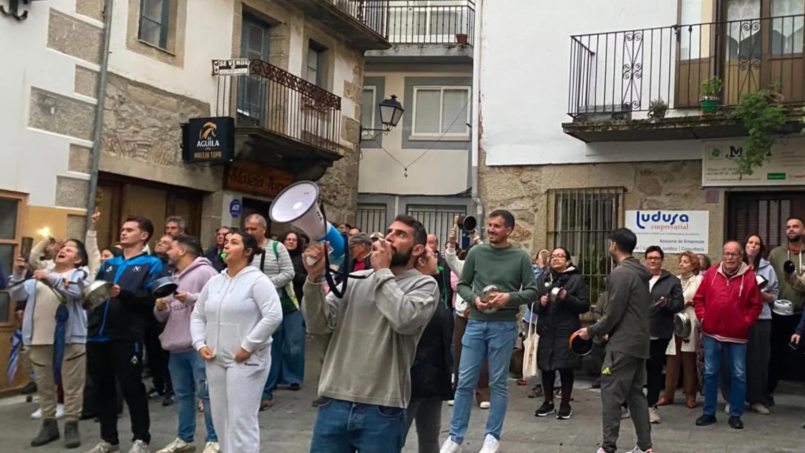 Protestas en Baños de Montemayor ante la ocupación de un piso turístico