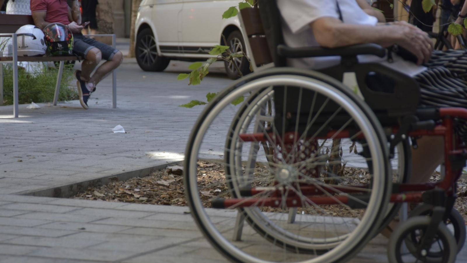 Una persona en silla de ruedas en la calle, en una imagen de archivo