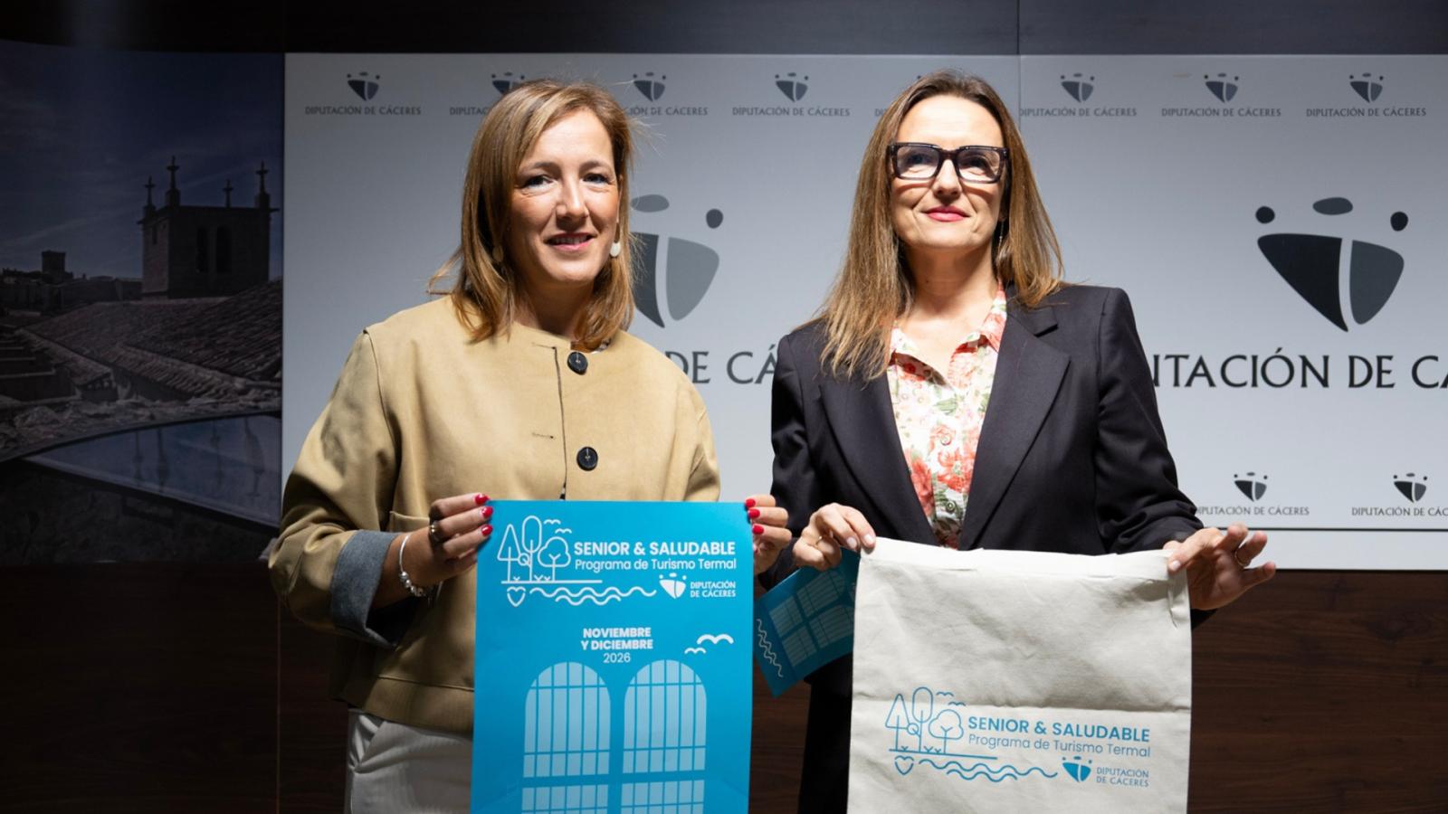 La diputada de Turismo, Elisabeth Martín junto a la directora del Balneario de Baños de Montemayor, Elisa Cruz