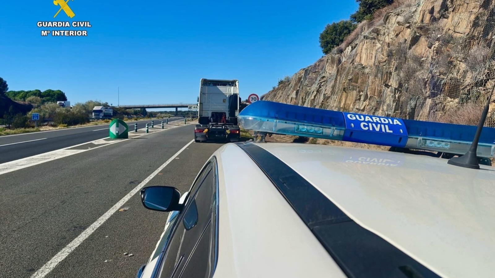 La Guardia Civil recupera un camión sustraído y detiene a su conductor cuando circulaba por la autovía EX-A1
