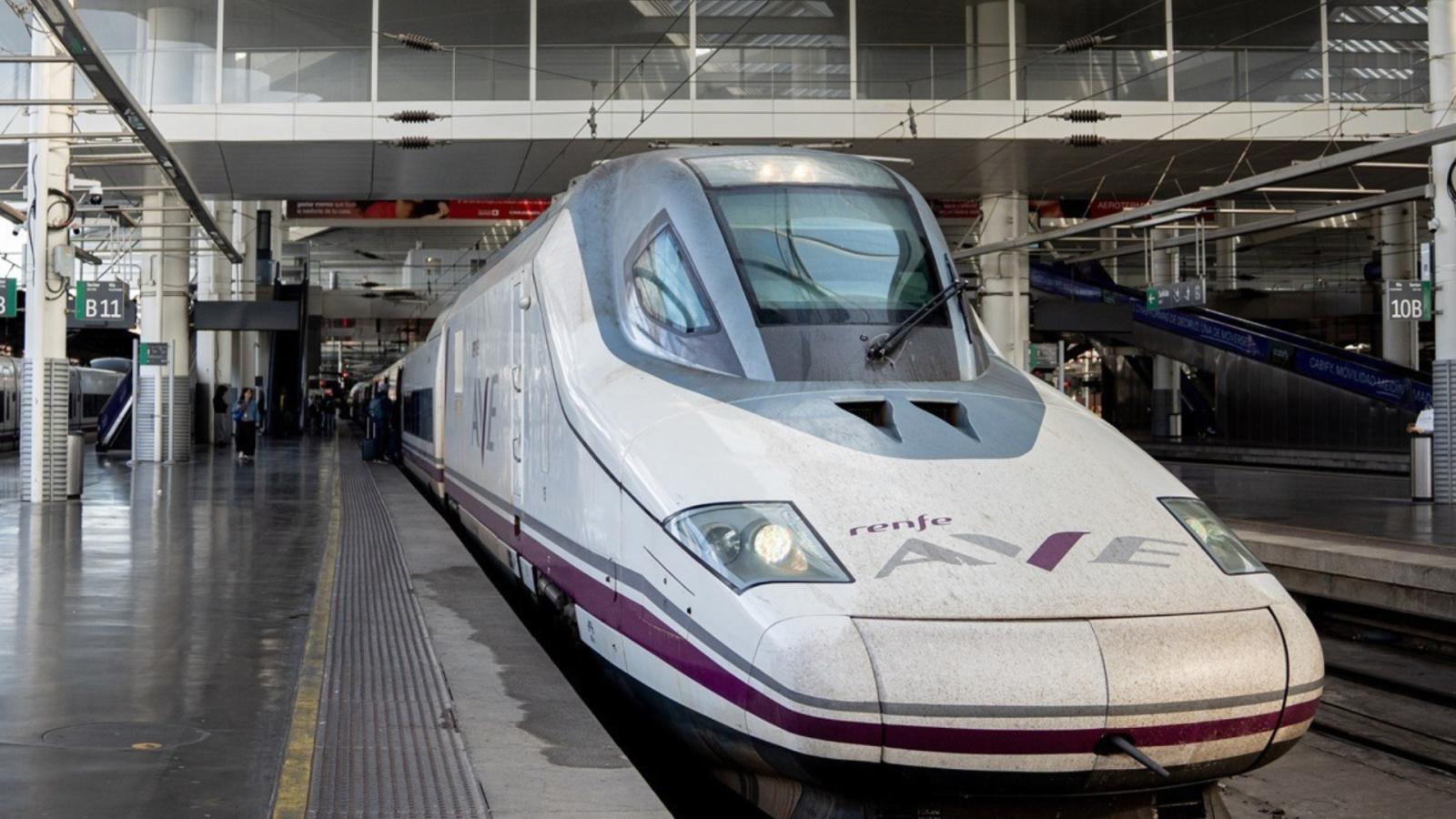 Un tren AVE sale de la estación de Atocha. Archivo 