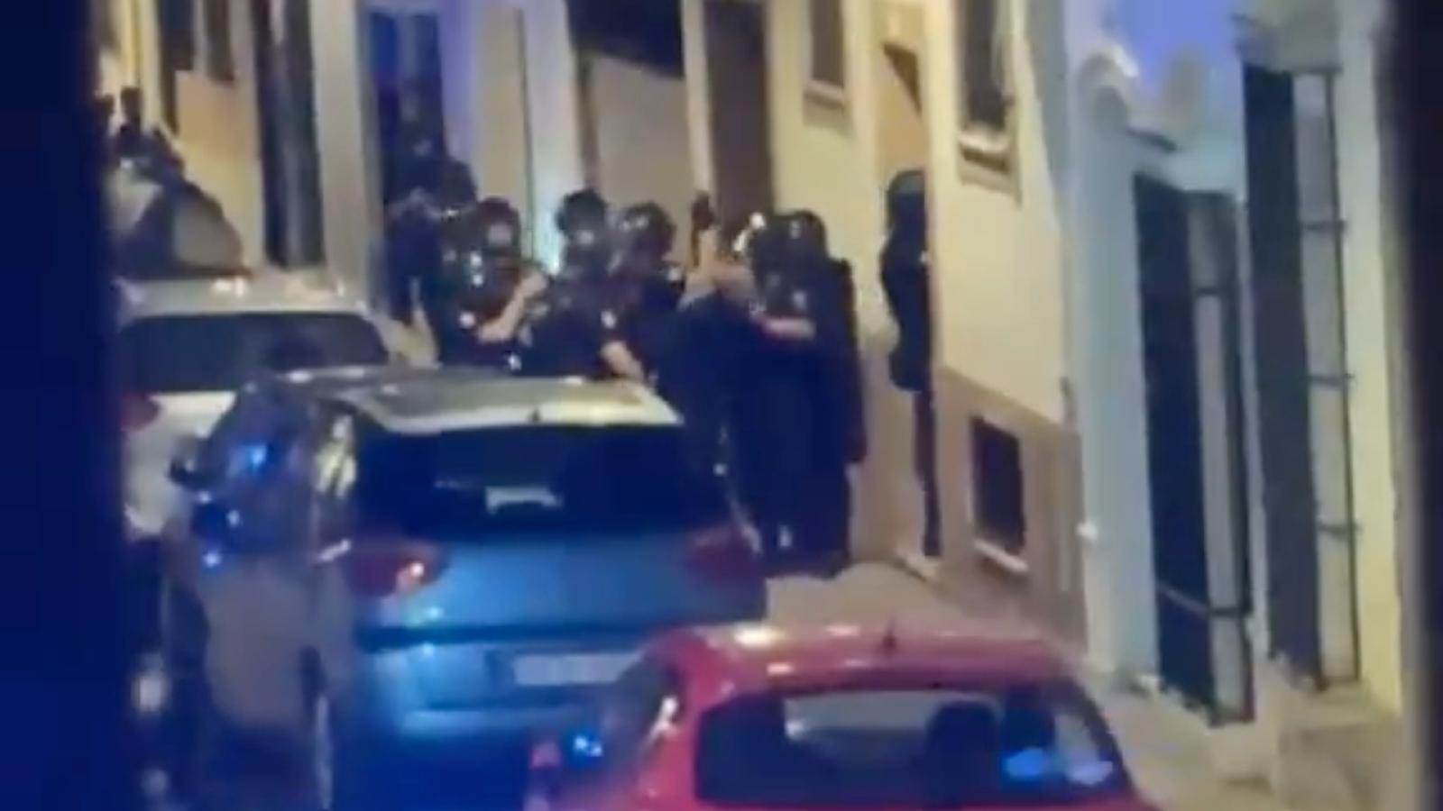 La Policía Nacional ha detenido al hombre que se habría atrincherado en el interior de una vivienda situada en la calle Zurbarán de Almendralejo con un arma de fuego.