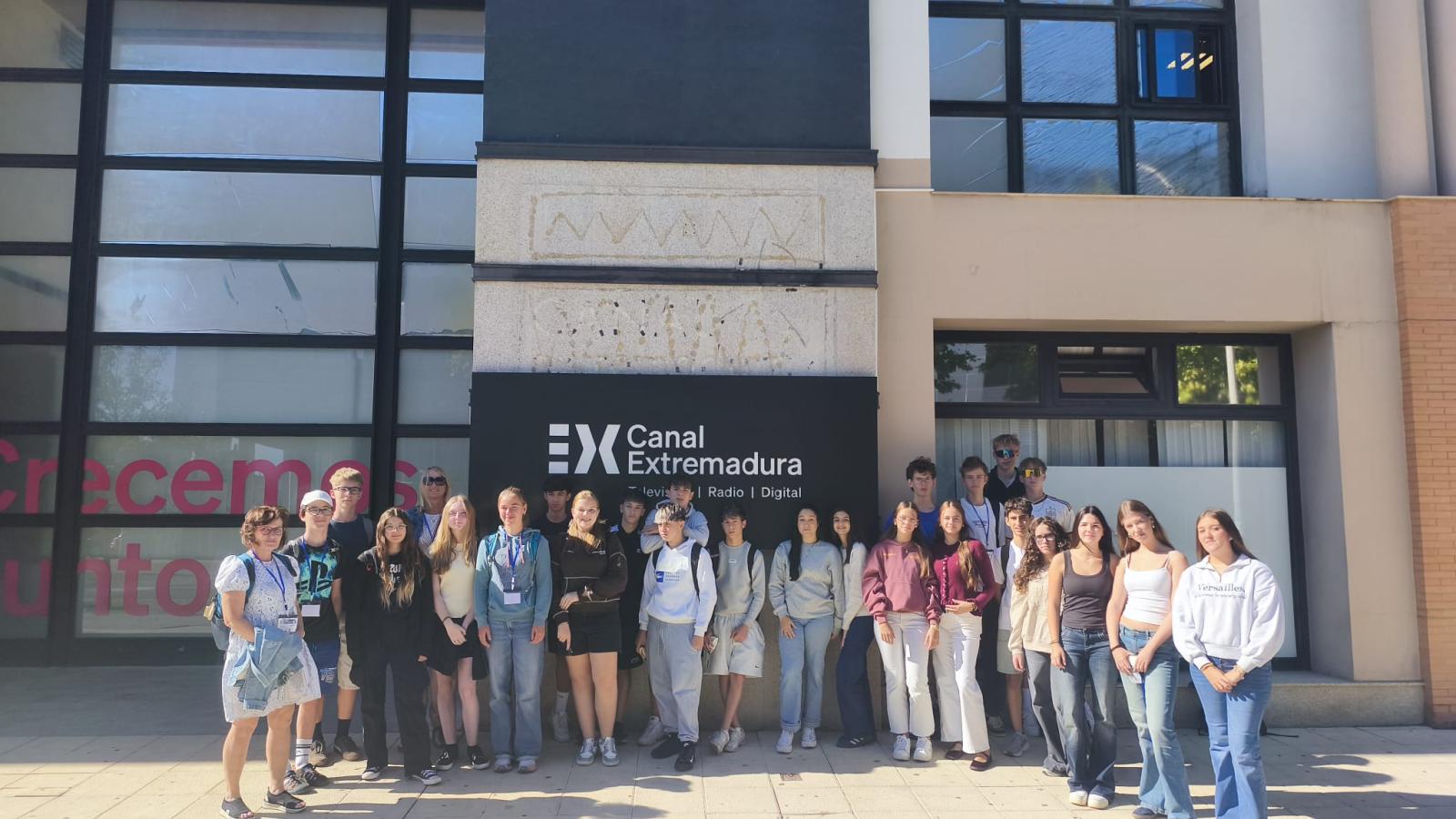 Alumnos en la puerta de Canal Extremadura