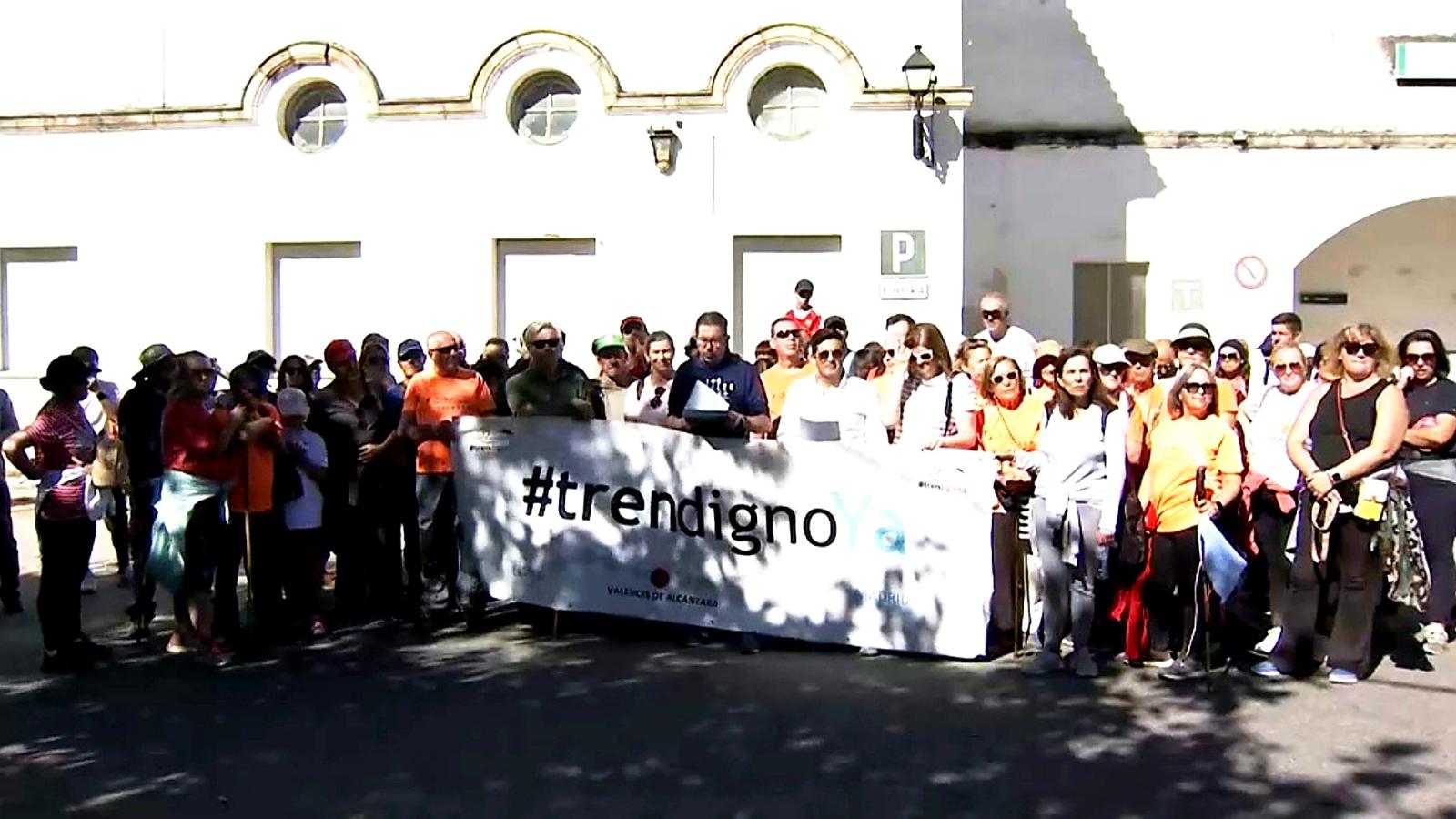 Concentración en Valencia de Alcántara tras una marcha desde Marvao para reivindicar un tren digno