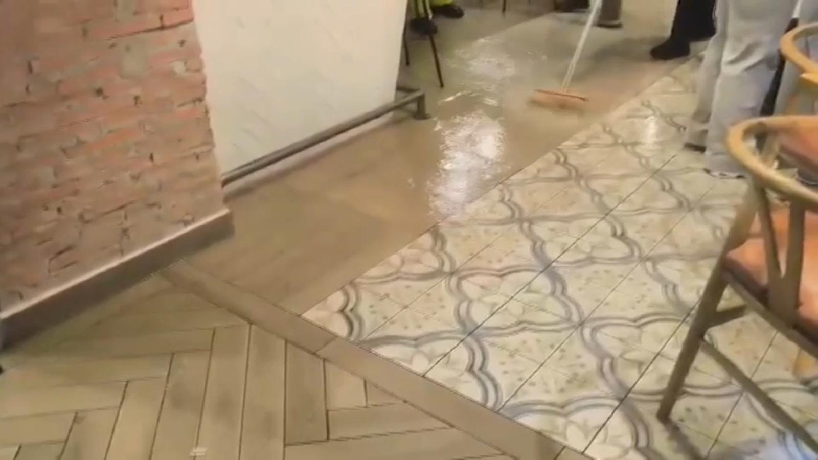 Interior de un bar inundado