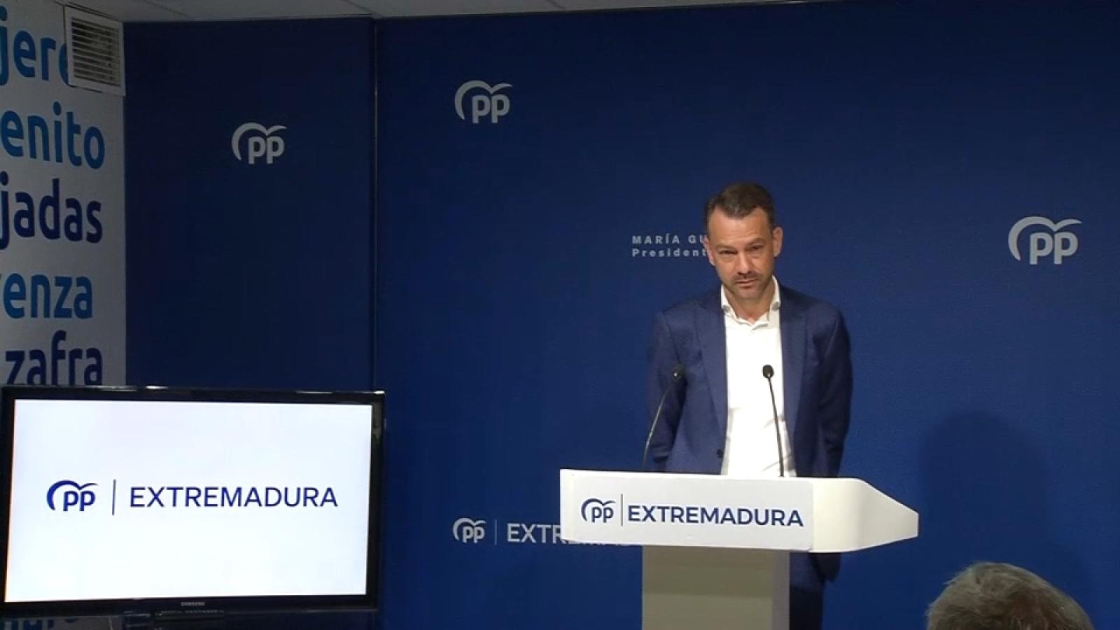Luis Miguel Núñez, portavoz del PP de Extremadura, atiende a los medios de comunicación