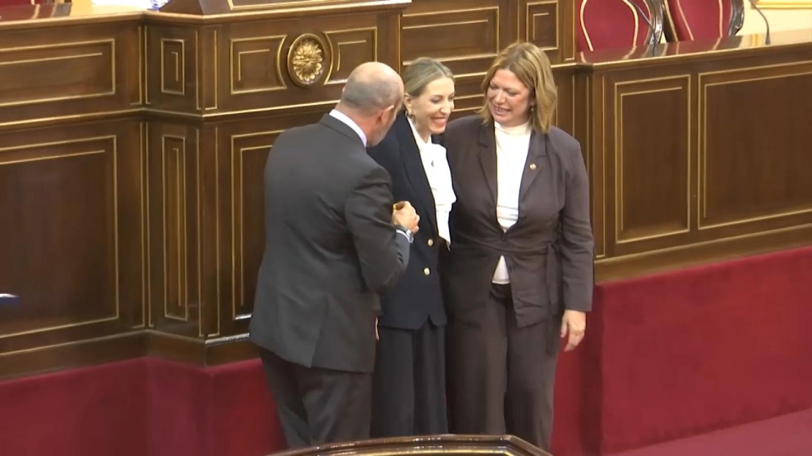 María Guardiola, presidenta de la Junta de Extremadura, recibe en el Senado la Cruz de la Dignidad 