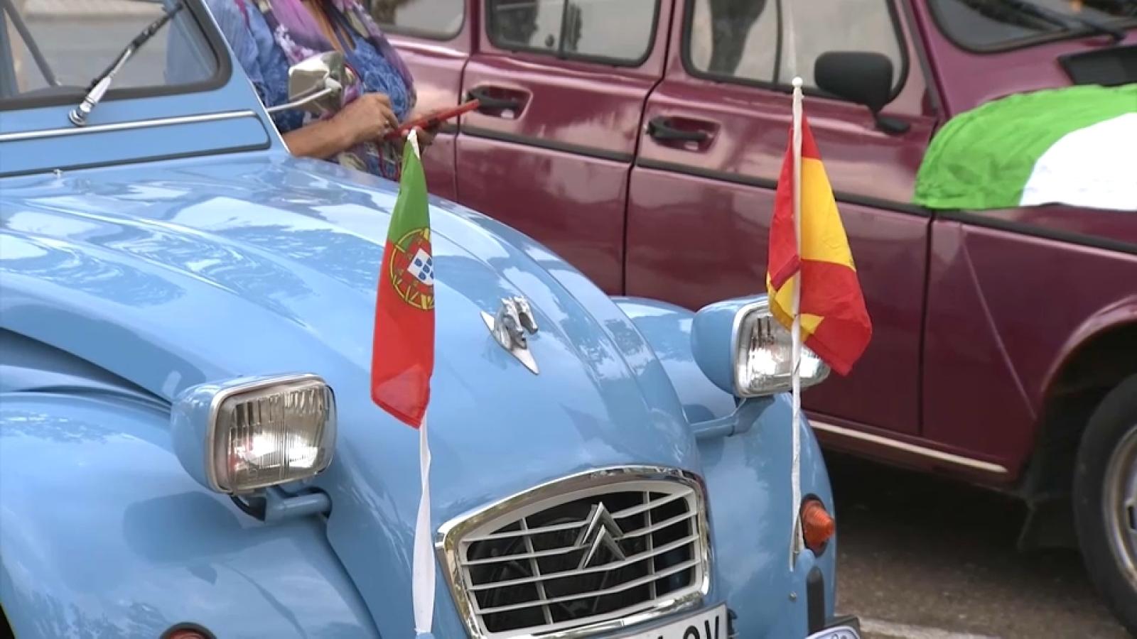 Coche con banderas de Portugal y España en el Rally de Coches y Motos Clásicas