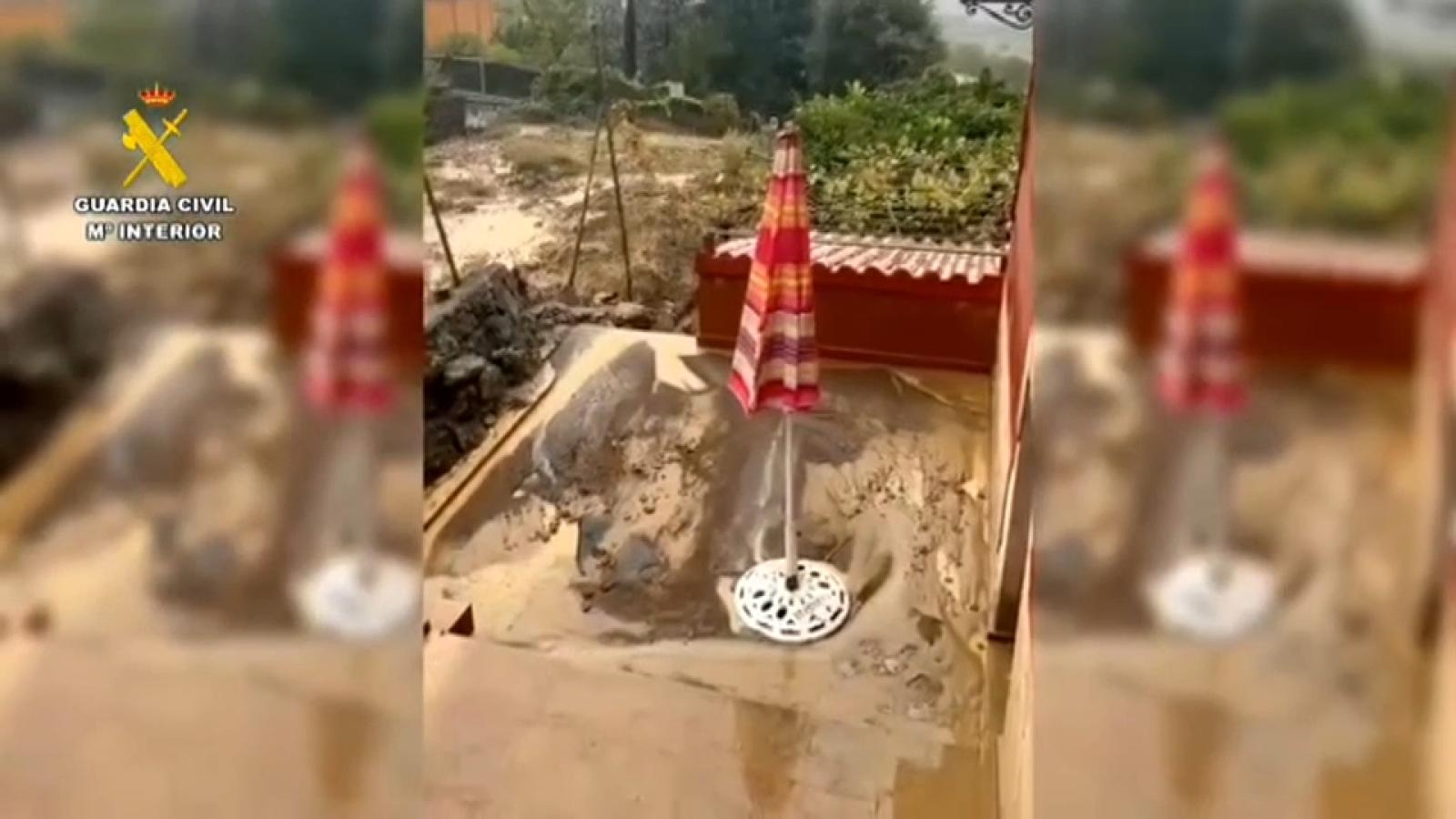 Patio de una vivienda de Valverde de la Vera, inundado