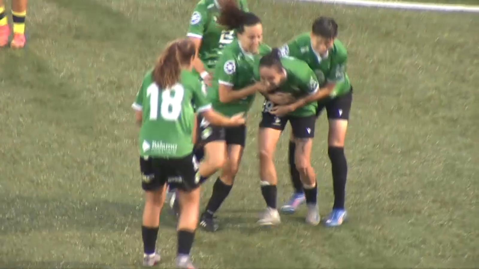 Las jugadoras del Sport Extremadura celebran el gol logrado durante el partido