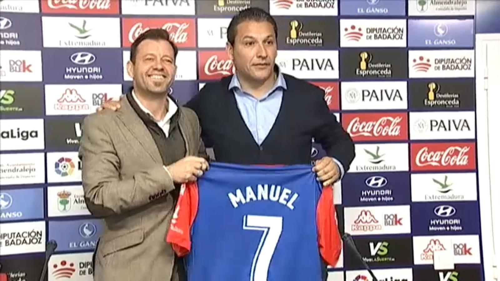 Manuel Mosquera posa con el director deportivo en el día de su presentación