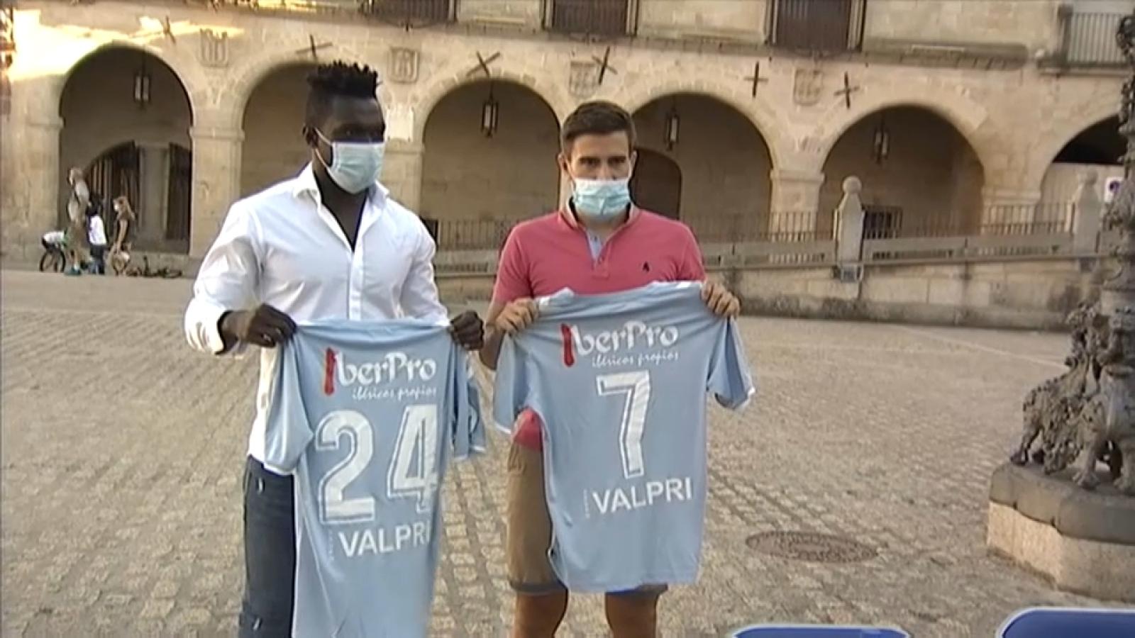 Ensa y Joselu posan con la camiseta en el acto celebrado en la Plaza Mayor 